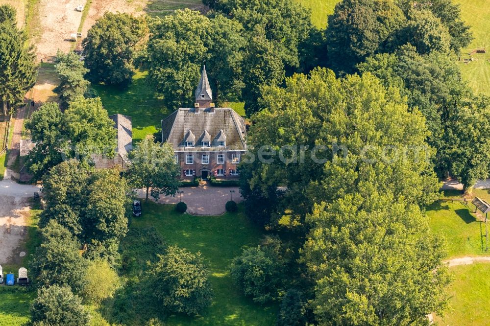 Aerial image Emmerich am Rhein - Palace Schloesschen Borghess on Huethumer Strasse in Emmerich am Rhein in the state North Rhine-Westphalia, Germany