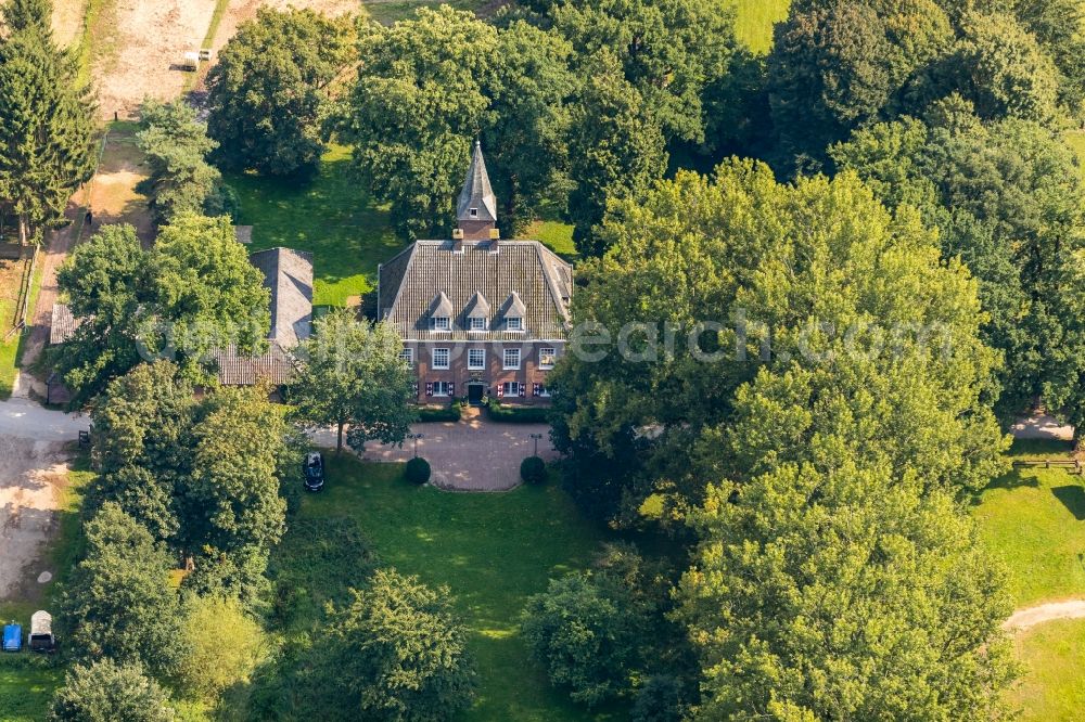 Aerial photograph Emmerich am Rhein - Palace Schloesschen Borghess on Huethumer Strasse in Emmerich am Rhein in the state North Rhine-Westphalia, Germany