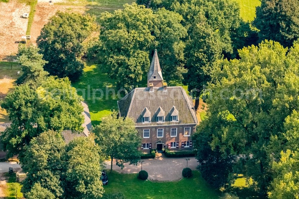 Emmerich am Rhein from the bird's eye view: Palace Schloesschen Borghess on Huethumer Strasse in Emmerich am Rhein in the state North Rhine-Westphalia, Germany