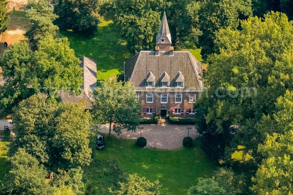 Aerial image Emmerich am Rhein - Palace Schloesschen Borghess on Huethumer Strasse in Emmerich am Rhein in the state North Rhine-Westphalia, Germany