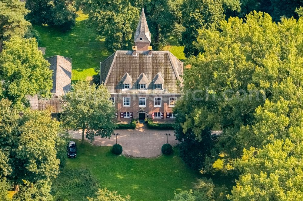 Aerial photograph Emmerich am Rhein - Palace Schloesschen Borghess on Huethumer Strasse in Emmerich am Rhein in the state North Rhine-Westphalia, Germany