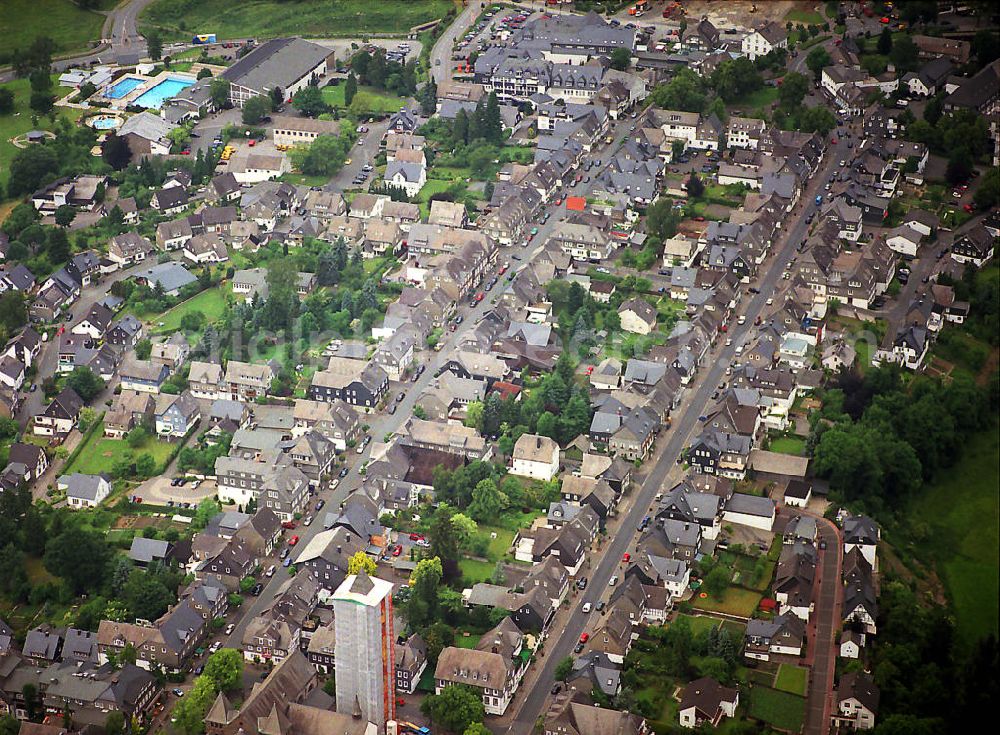 Schmallenberg from above - Blick über das Stadtzentrum. Schmallenberg war im Mittelalter Mitglied der Hanse und später ein Zentrum der Sauerländer Textilindustrie. Views of the city center. Schmallenberg was a member of the Hanseatic League in the Middle Ages and later a center of the Sauerland textile industry.