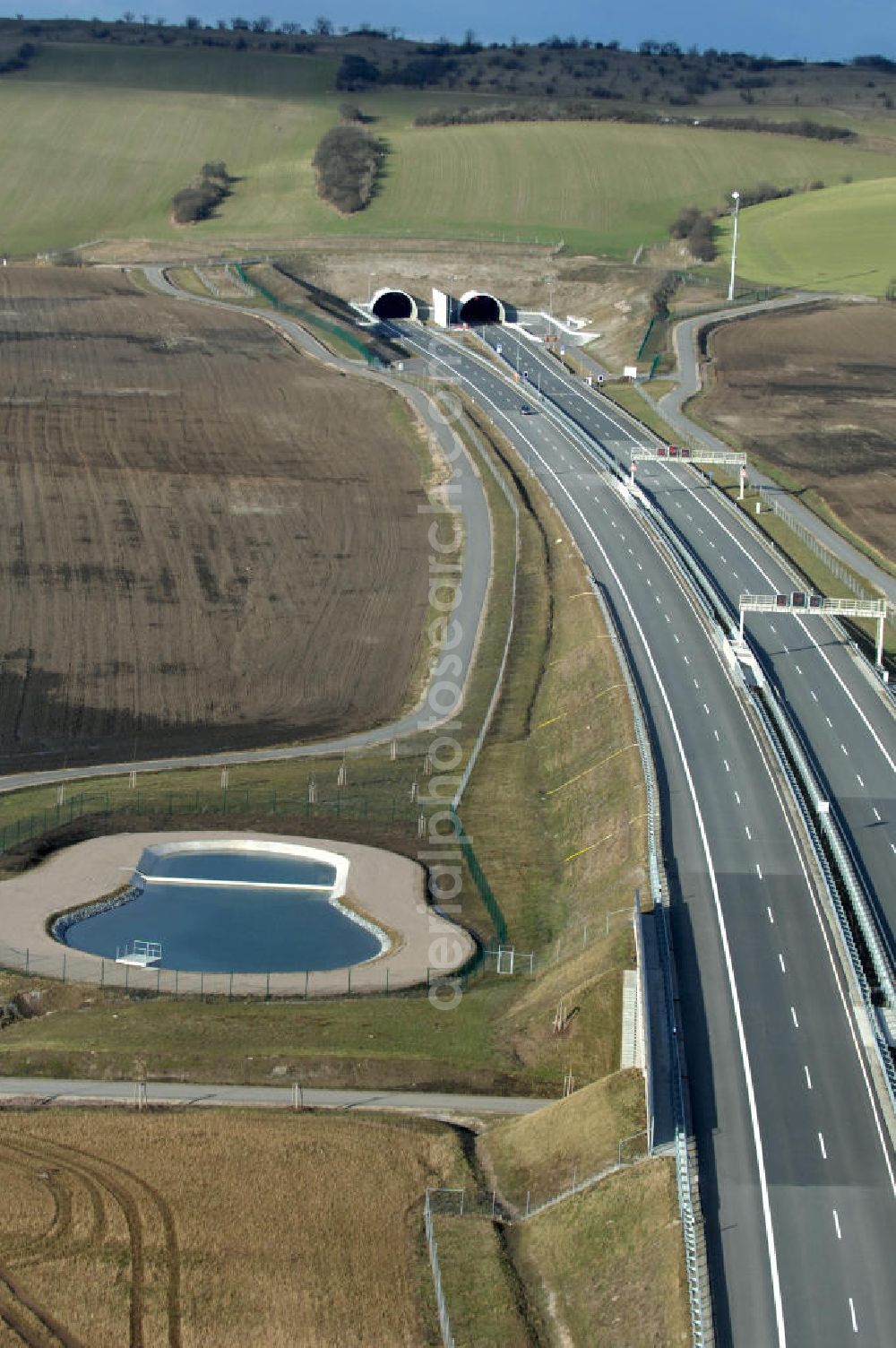 Oberheldrungen from above - Blick auf den Schmücketunnel im Bereich der neuen Trassenführung der Autobahn A71 südwestlich von Harras / Oberheldrungen in Thüringen nach der Verkehrsfreigabe. SCHÜßLER PLAN, BARESEL; KUNZ Bau; HERMANN KIRCHNER Bauunternehmung GmbH in Projektdurchführung durch die DEGES Deutsche Einheit Fernstraßenplanungs- und -bau GmbH.View of the Schmücketunnel in the new route of the A71 motorway southwest of Harass / Oberheldrungen in Thuringia after the opening to traffic.