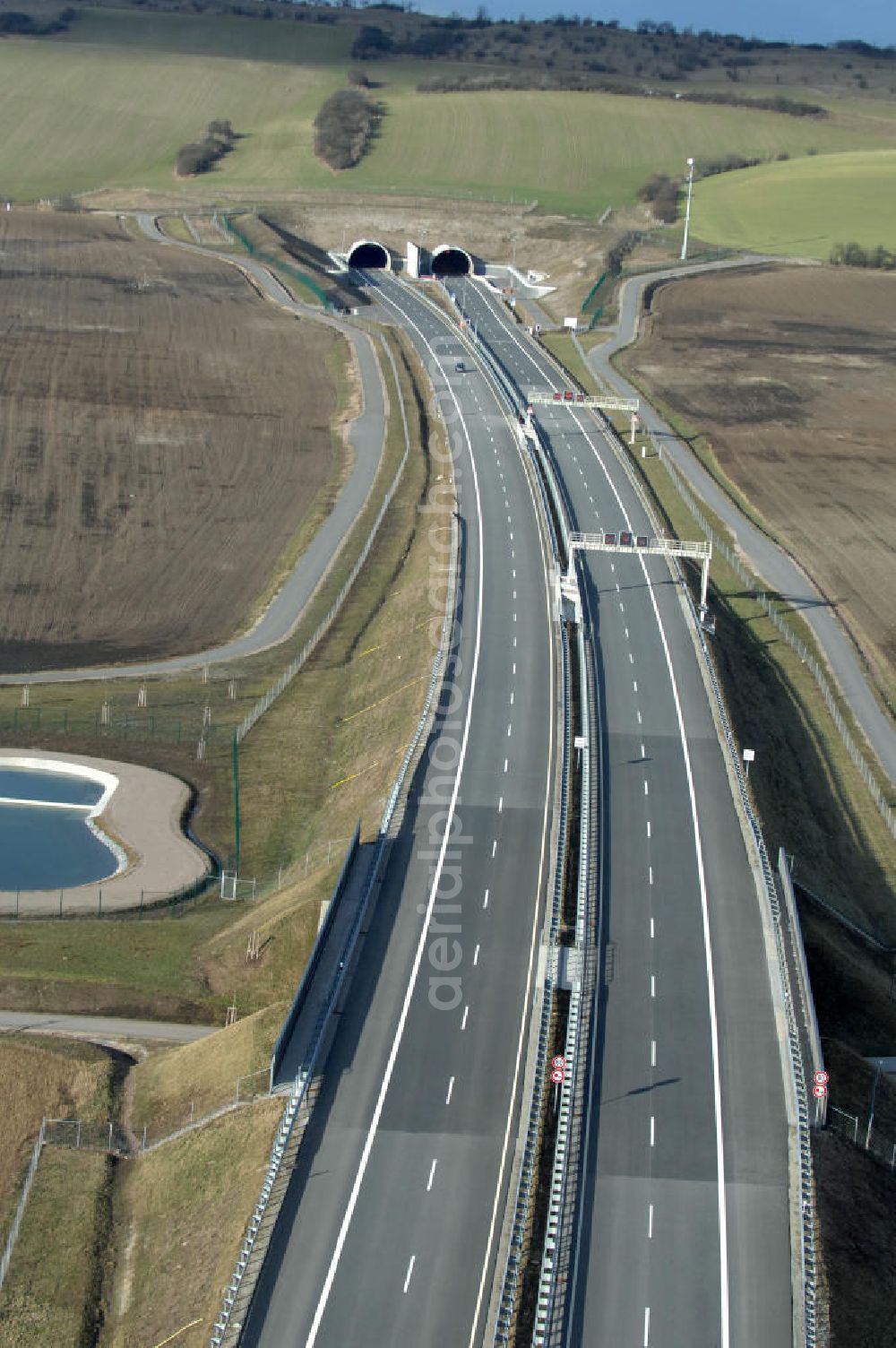 Oberheldrungen from the bird's eye view: Blick auf den Schmücketunnel im Bereich der neuen Trassenführung der Autobahn A71 südwestlich von Harras / Oberheldrungen in Thüringen nach der Verkehrsfreigabe. SCHÜßLER PLAN, BARESEL; KUNZ Bau; HERMANN KIRCHNER Bauunternehmung GmbH in Projektdurchführung durch die DEGES Deutsche Einheit Fernstraßenplanungs- und -bau GmbH.View of the Schmücketunnel in the new route of the A71 motorway southwest of Harass / Oberheldrungen in Thuringia after the opening to traffic.