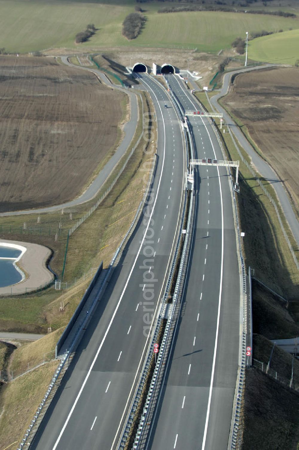 Aerial image Oberheldrungen - Blick auf den Schmücketunnel im Bereich der neuen Trassenführung der Autobahn A71 südwestlich von Harras / Oberheldrungen in Thüringen nach der Verkehrsfreigabe. SCHÜßLER PLAN, BARESEL; KUNZ Bau; HERMANN KIRCHNER Bauunternehmung GmbH in Projektdurchführung durch die DEGES Deutsche Einheit Fernstraßenplanungs- und -bau GmbH.View of the Schmücketunnel in the new route of the A71 motorway southwest of Harass / Oberheldrungen in Thuringia after the opening to traffic.