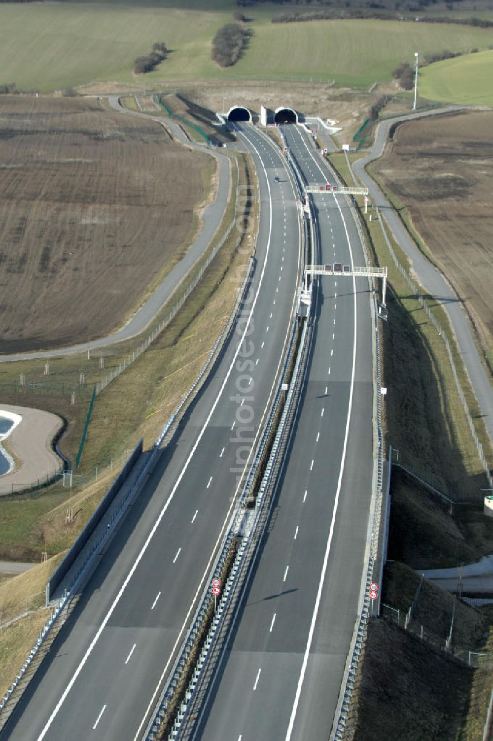 Aerial photograph Oberheldrungen - Blick auf den Schmücketunnel im Bereich der neuen Trassenführung der Autobahn A71 südwestlich von Harras / Oberheldrungen in Thüringen nach der Verkehrsfreigabe. SCHÜßLER PLAN, BARESEL; KUNZ Bau; HERMANN KIRCHNER Bauunternehmung GmbH in Projektdurchführung durch die DEGES Deutsche Einheit Fernstraßenplanungs- und -bau GmbH.View of the Schmücketunnel in the new route of the A71 motorway southwest of Harass / Oberheldrungen in Thuringia after the opening to traffic.