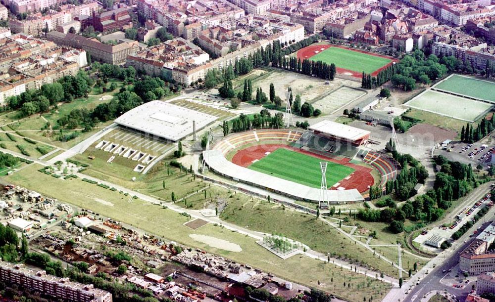 Aerial image Berlin-Prenzlauer-Berg - Schmelinghalle mit Jahnsportpark in Berlin-Prenzlauer-Berg.