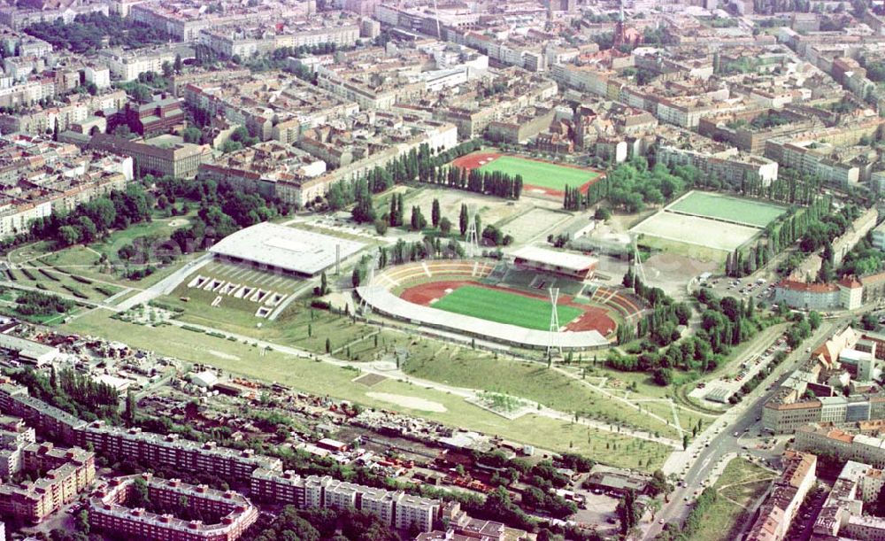 Aerial photograph Berlin-Prenzlauer-Berg - Schmelinghalle mit Jahnsportpark in Berlin-Prenzlauer-Berg.