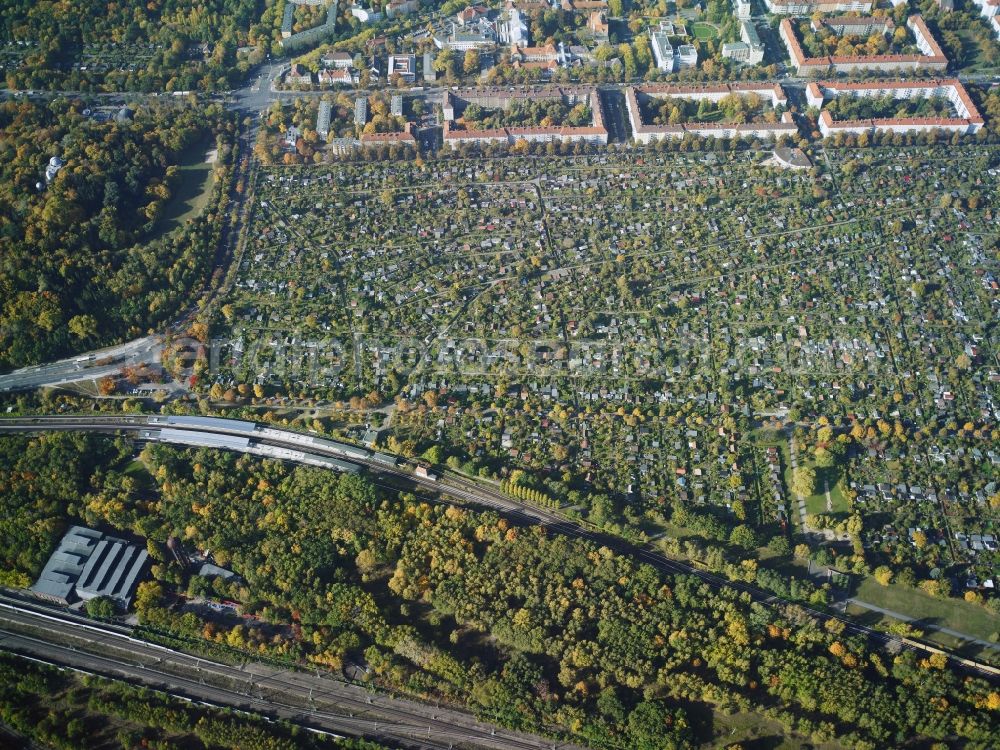 Berlin from the bird's eye view: Schoeneberger Suedgelaende (Schoeneberg South area) in the Schoeneberg part of Berlin in Germany. The area includes the nature park Suedgelaende in the East as well as the largest area of allotements of Berlin which is bordered by residential estates around Grazer Damm in the West