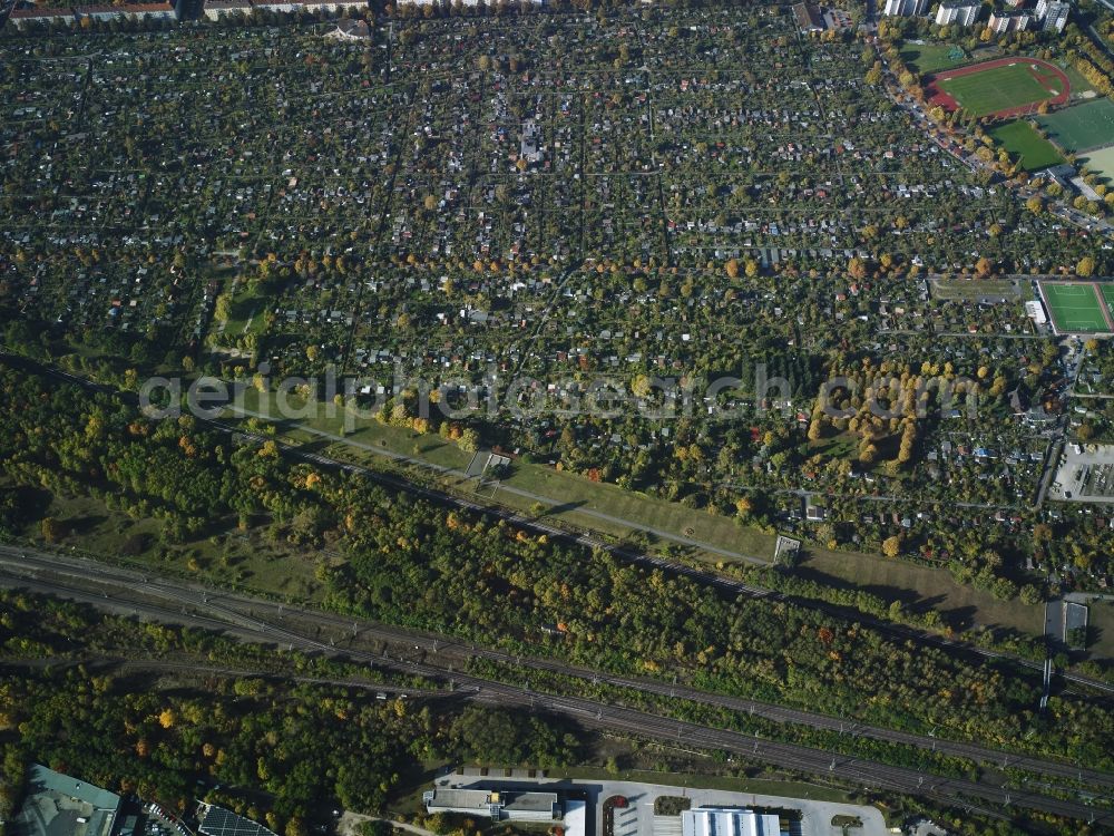 Aerial image Berlin - Schoeneberger Suedgelaende (Schoeneberg South area) in the Schoeneberg part of Berlin in Germany. The area includes the nature park Suedgelaende in the East as well as the largest area of allotements of Berlin which is bordered by sports facilities in the North