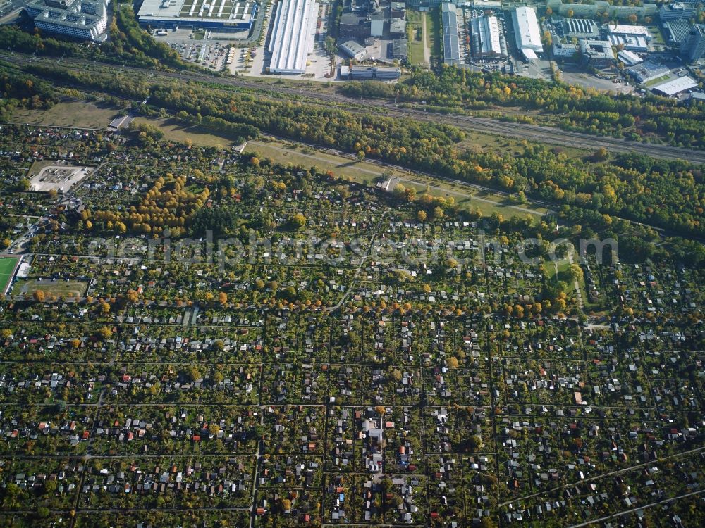 Aerial photograph Berlin - Schoeneberger Suedgelaende (Schoeneberg South area) in the Schoeneberg part of Berlin in Germany. The area includes the nature park Suedgelaende in the East as well as the largest area of allotements of Berlin which is bordered by sports facilities in the North and by a commercial area in the East