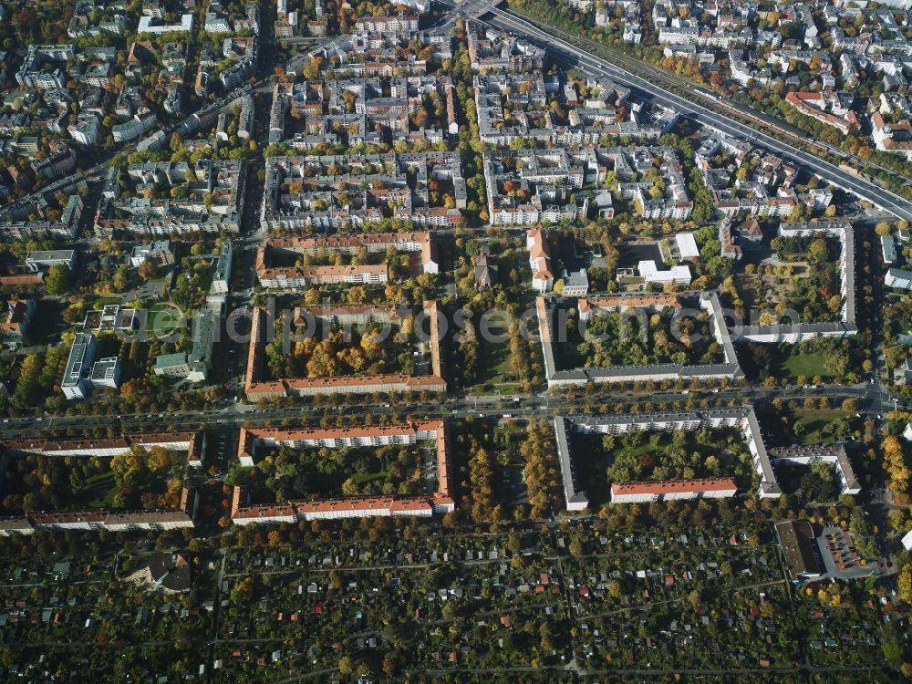 Berlin from the bird's eye view: Schoeneberger Suedgelaende (Schoeneberg South area) in the Schoeneberg part of Berlin in Germany. The area includes the nature park Suedgelaende in the East as well as the largest area of allotements of Berlin which is bordered by residential estates around Grazer Damm in the West