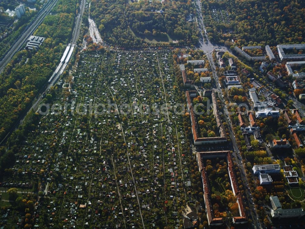 Aerial image Berlin - Schoeneberger Suedgelaende (Schoeneberg South area) in the Schoeneberg part of Berlin in Germany. The area includes the nature park Suedgelaende in the East as well as the largest area of allotements of Berlin which is bordered by residential estates around Grazer Damm in the West