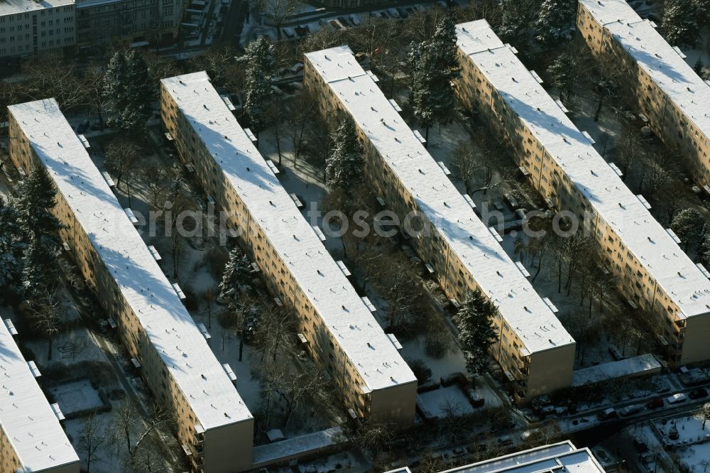 Berlin from the bird's eye view: Snow-covered buildings of a multi-family residential area on Steglitzer Damm in the district of Steglitz-Zehlendorf in Berlin in Germany