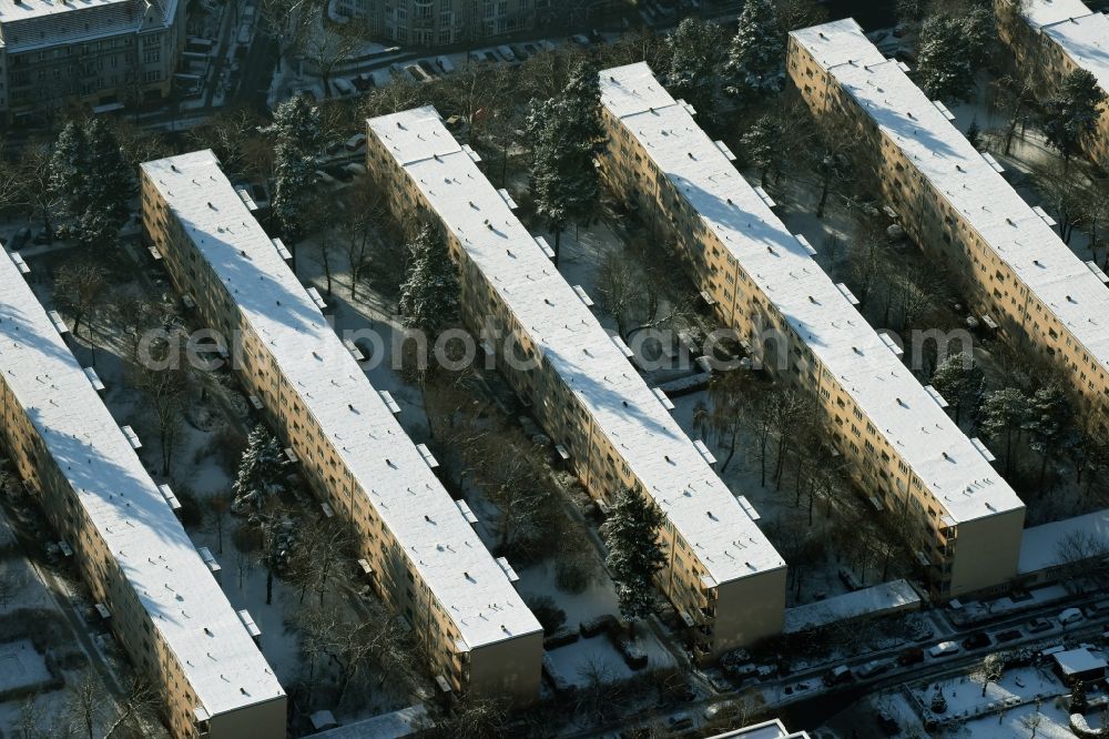 Aerial image Berlin - Snow-covered buildings of a multi-family residential area on Steglitzer Damm in the district of Steglitz-Zehlendorf in Berlin in Germany