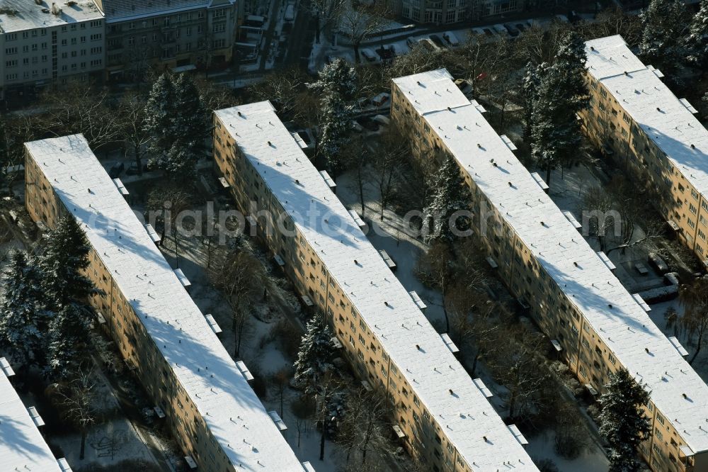 Aerial photograph Berlin - Snow-covered buildings of a multi-family residential area on Steglitzer Damm in the district of Steglitz-Zehlendorf in Berlin in Germany