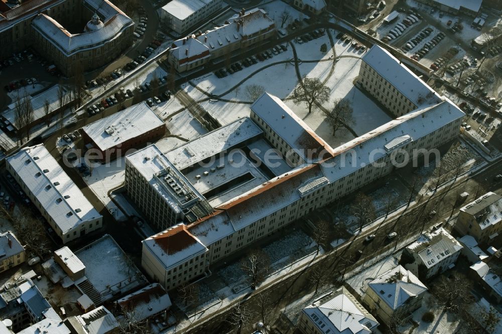 Aerial photograph Potsdam - Building complex of the county court in the snow covered Jaegervorstadt part in Potsdam in the state of Brandenburg. The justice centre is located on Jaegerallee