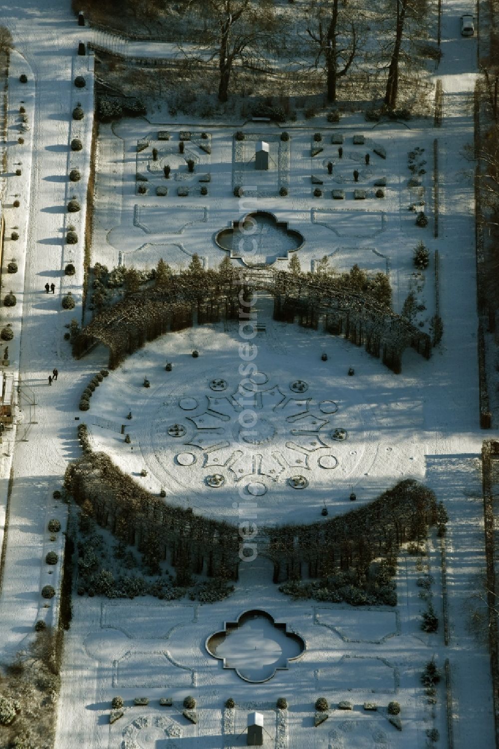 Potsdam from the bird's eye view: Snow covered Sicilian park in the Sanssouci Park in Potsdam in the state of Brandenburg