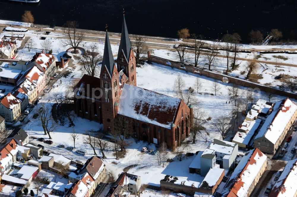 Neuruppin from the bird's eye view: Wintry snowy church building Klosterkirche Sankt Trinitatis on place Niemoellerplatz in the district Metropolregion Berlin/Brandenburg in Neuruppin in the state Brandenburg