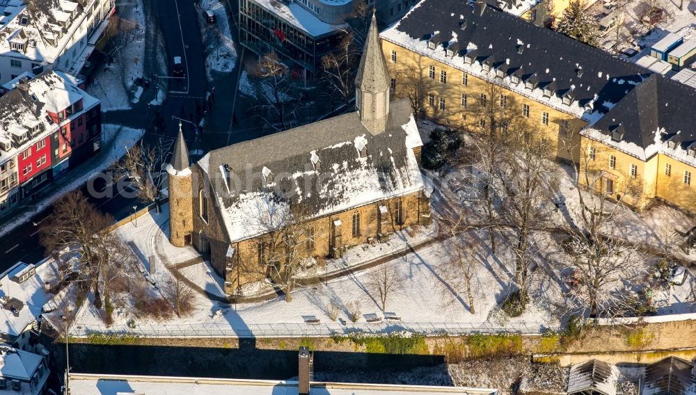 Siegen from the bird's eye view: Wintry snowy church building Martinikirche besides the road Koblenzer Strasse underneath the palais in Siegen in the state North Rhine-Westphalia