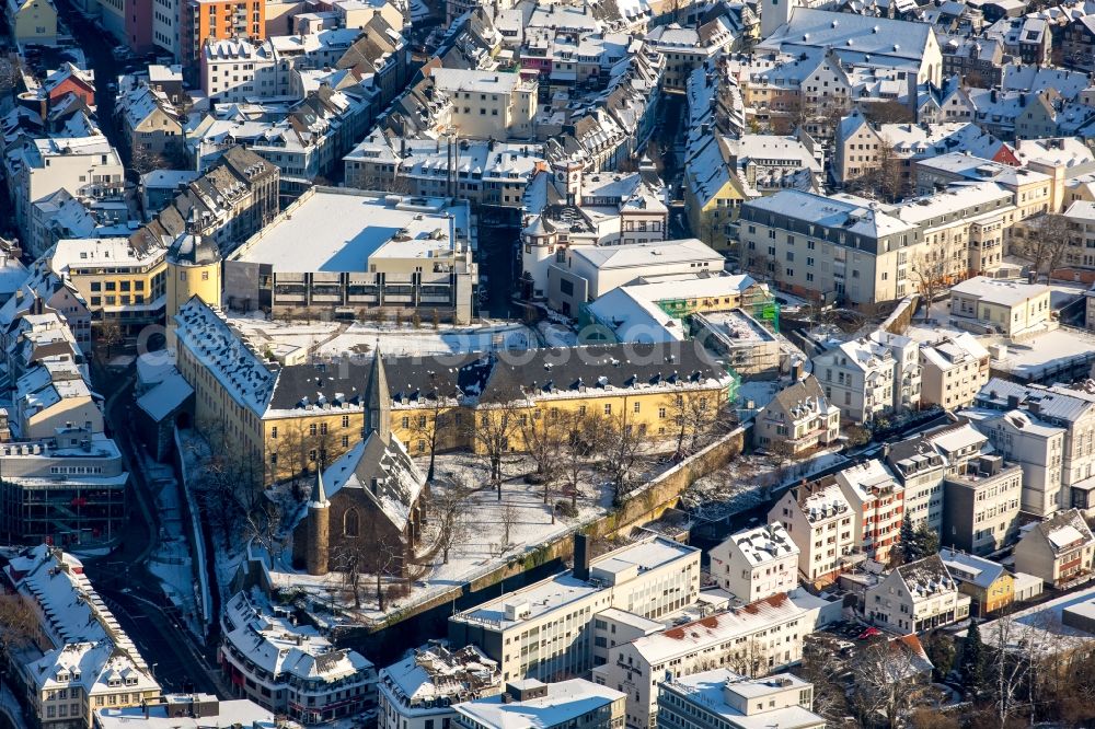 Aerial photograph Siegen - Wintry snowy church building Martinikirche besides the road Koblenzer Strasse underneath the palais in Siegen in the state North Rhine-Westphalia