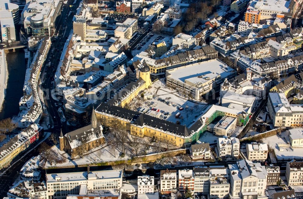 Aerial photograph Siegen - Wintry snowy church building Martinikirche besides the road Koblenzer Strasse underneath the palais in Siegen in the state North Rhine-Westphalia