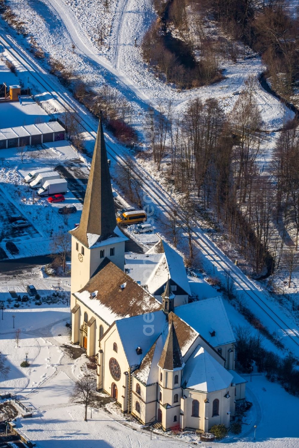 Aerial photograph Olsberg - Wintry snowy church building Pfarrkirche St. Martin im Stadtteil Bigge in Olsberg in the state North Rhine-Westphalia