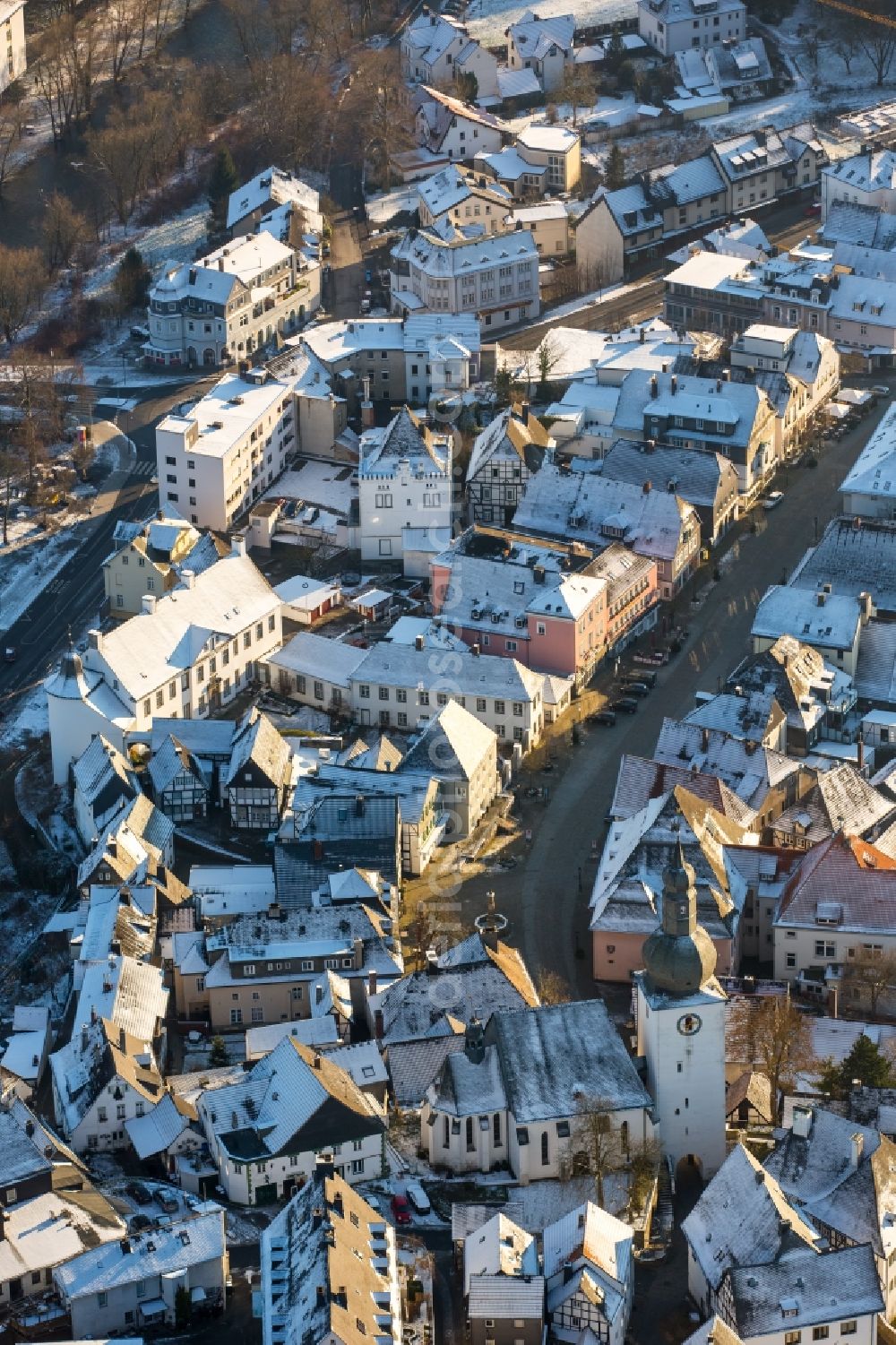 Aerial image Arnsberg - Wintry snowy church building of the town chapel of Saint George on the Old Market Square in Arnsberg in the state of North Rhine-Westphalia