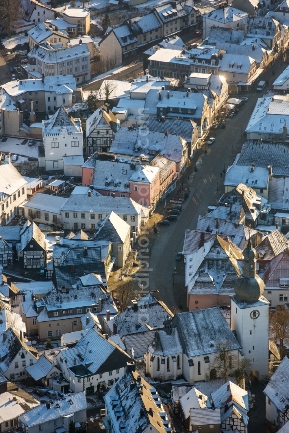 Aerial photograph Arnsberg - Wintry snowy church building of the town chapel of Saint George on the Old Market Square in Arnsberg in the state of North Rhine-Westphalia