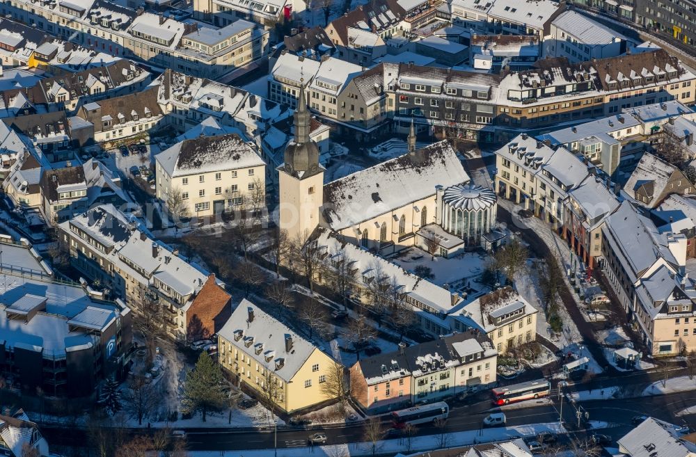 Meschede from the bird's eye view: Winterly snowy church building of the St. Walburgakirche besides the road Hennestrasse in Meschede in the state North Rhine-Westphalia