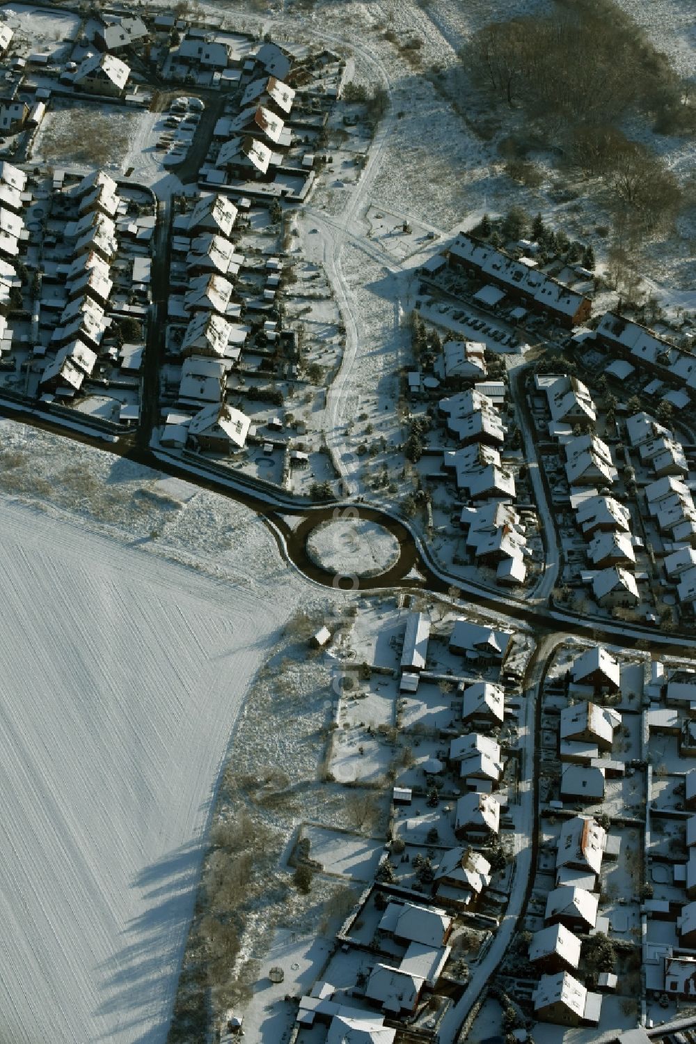 Aerial photograph Altlandsberg - Snow-covered single-family residential area in the West of the village of Wegendorf in the state of Brandenburg. The residential area is located around streets at a roundabout