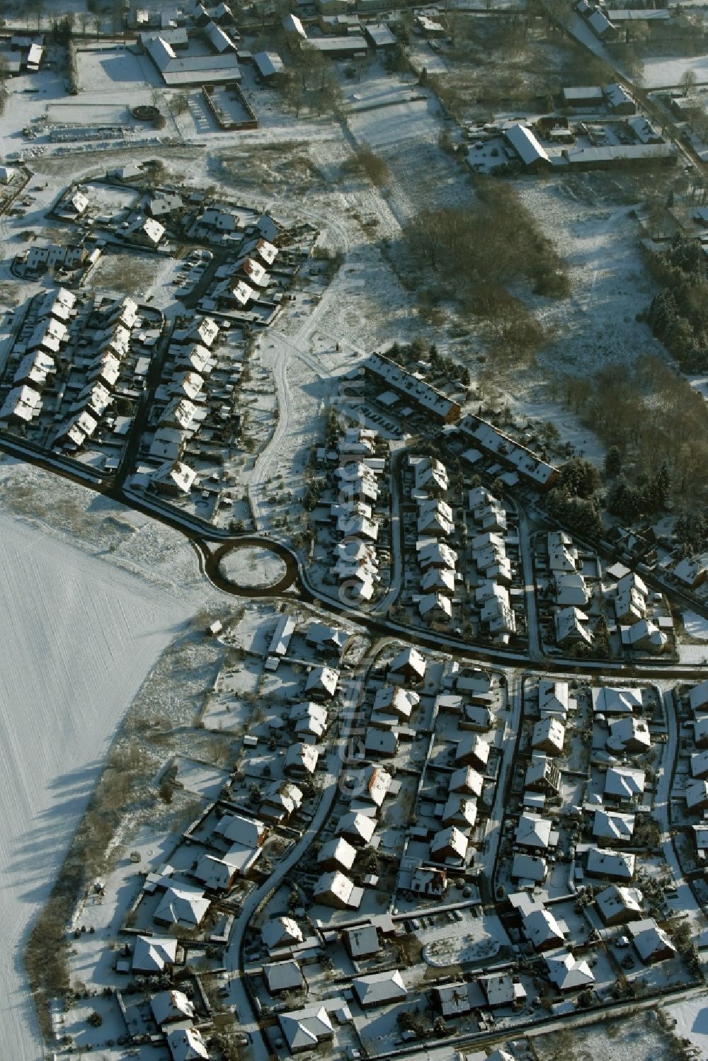 Altlandsberg from the bird's eye view: Snow-covered single-family residential area in the West of the village of Wegendorf in the state of Brandenburg. The residential area is located around streets at a roundabout