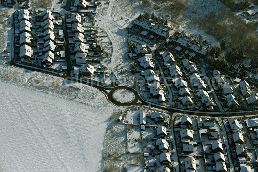 Aerial image Altlandsberg - Snow-covered single-family residential area in the West of the village of Wegendorf in the state of Brandenburg. The residential area is located around streets at a roundabout