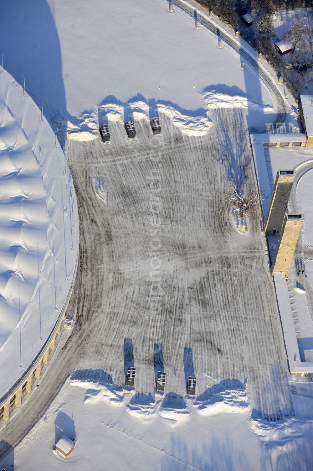 Aerial photograph Berlin - Der winterlich Blick auf das Berliner Olympiastadion. Im Bild Schneeräumarbeiten auf dem Olympischen Platz am Stadion gegenüber dem Gutsmuthsweg. The winter view of the Berlin Olympic stadium.