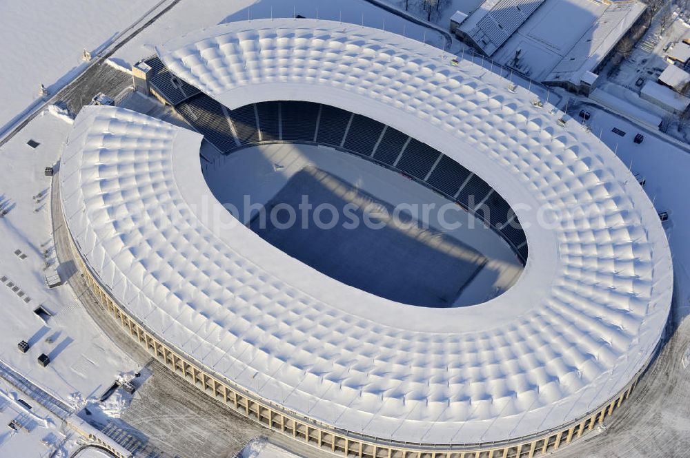 Berlin from above - Der winterlich Blick auf das Berliner Olympiastadion. Im Bild Schneeräumarbeiten auf dem Olympischen Platz am Stadion gegenüber dem Gutsmuthsweg. The winter view of the Berlin Olympic stadium.