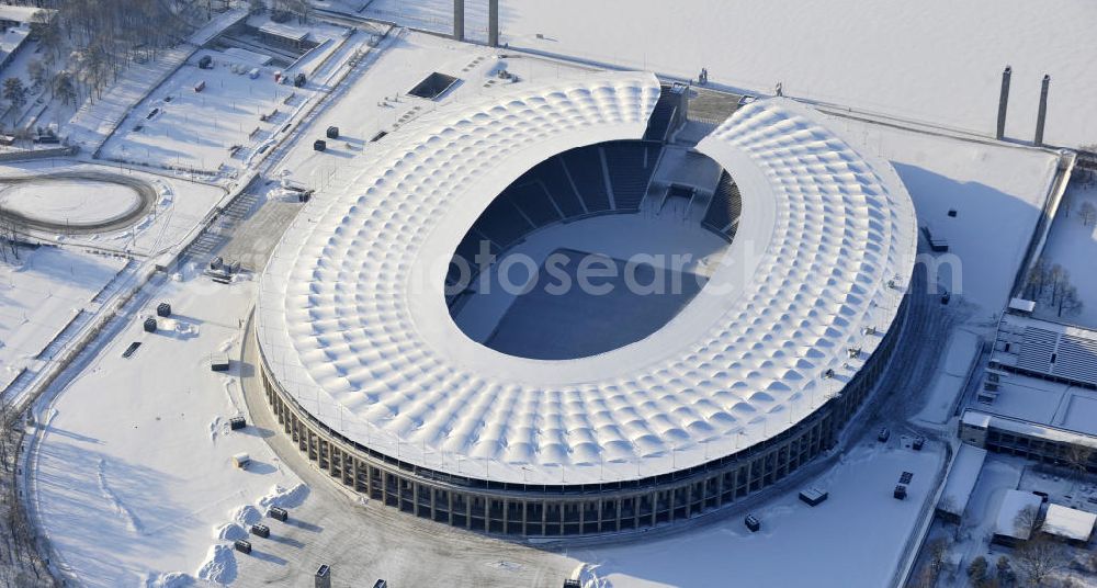 Berlin from the bird's eye view: Der winterlich Blick auf das Berliner Olympiastadion. Im Bild Schneeräumarbeiten auf dem Olympischen Platz am Stadion gegenüber dem Gutsmuthsweg. The winter view of the Berlin Olympic stadium.