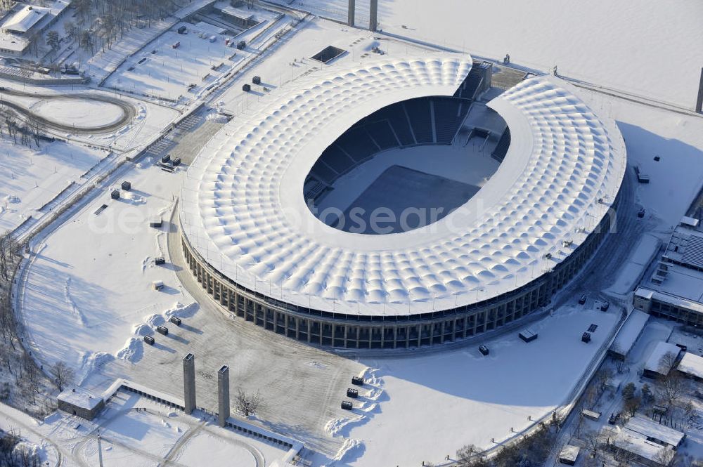 Aerial image Berlin - Der winterlich Blick auf das Berliner Olympiastadion. Im Bild Schneeräumarbeiten auf dem Olympischen Platz am Stadion gegenüber dem Gutsmuthsweg. The winter view of the Berlin Olympic stadium.