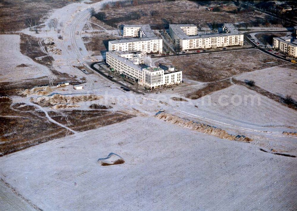 Schönefeld from the bird's eye view: Schönefeld-Brandenburg Gewerbe- und Wohngebiet Roncasa der HVB Projekt GmbH westlich des S- und Fernbahnhofes Schönefeld 08.01.03