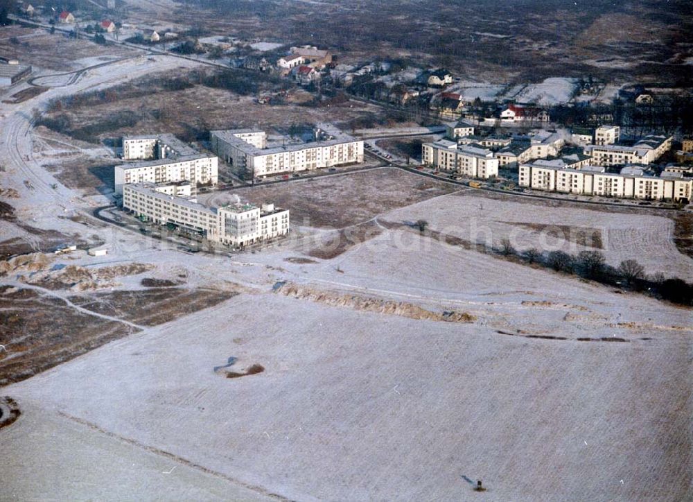 Aerial photograph Schönefeld - Schönefeld-Brandenburg Gewerbe- und Wohngebiet Roncasa der HVB Projekt GmbH westlich des S- und Fernbahnhofes Schönefeld 08.01.03