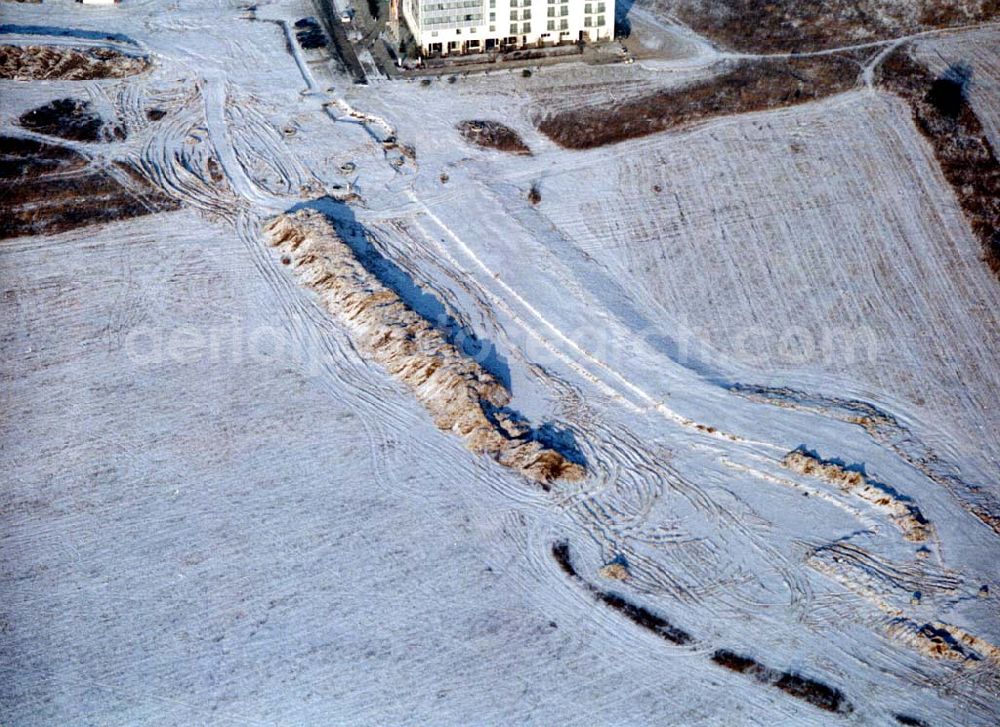 Schönefeld from the bird's eye view: Schönefeld-Brandenburg Gewerbe- und Wohngebiet Roncasa der HVB Projekt GmbH westlich des S- und Fernbahnhofes Schönefeld 08.01.03