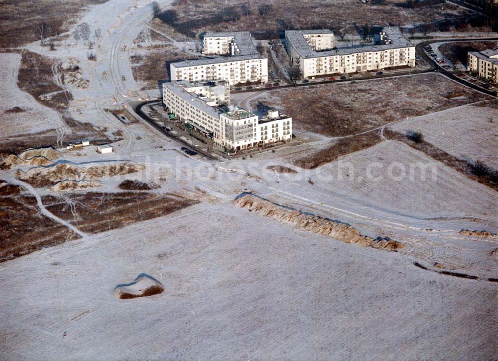 Aerial photograph Schönefeld - Schönefeld-Brandenburg Gewerbe- und Wohngebiet Roncasa der HVB Projekt GmbH westlich des S- und Fernbahnhofes Schönefeld 08.01.03