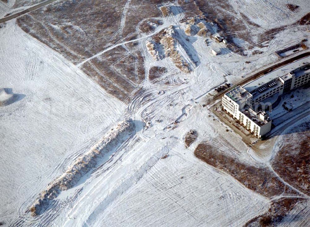 Schönefeld from the bird's eye view: Schönefeld-Brandenburg Gewerbe- und Wohngebiet Roncasa der HVB Projekt GmbH westlich des S- und Fernbahnhofes Schönefeld 08.01.03