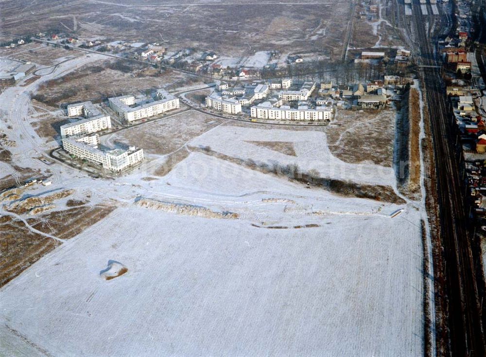 Schönefeld from the bird's eye view: Schönefeld-Brandenburg Gewerbe- und Wohngebiet Roncasa der HVB Projekt GmbH westlich des S- und Fernbahnhofes Schönefeld 08.01.03