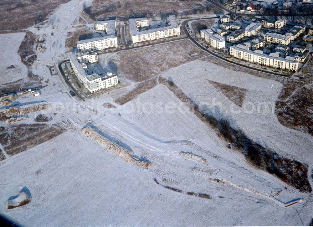 Aerial photograph Schönefeld - Schönefeld-Brandenburg Gewerbe- und Wohngebiet Roncasa der HVB Projekt GmbH westlich des S- und Fernbahnhofes Schönefeld 08.01.03