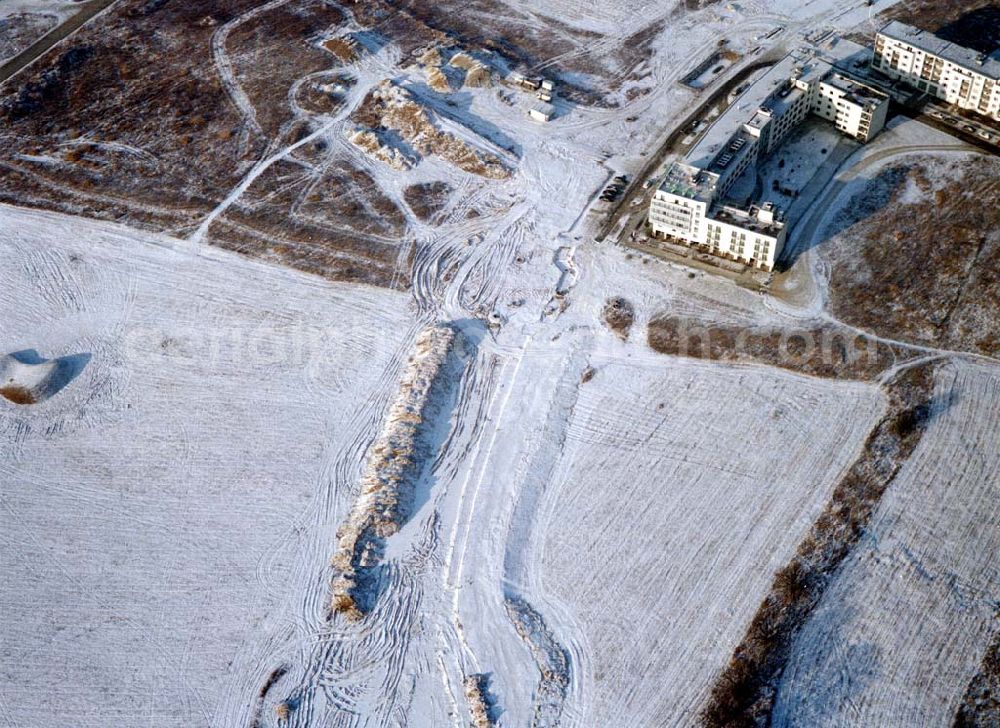 Schönefeld from the bird's eye view: Schönefeld-Brandenburg Gewerbe- und Wohngebiet Roncasa der HVB Projekt GmbH westlich des S- und Fernbahnhofes Schönefeld 08.01.03