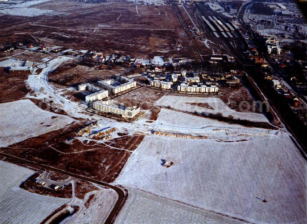 Schönefeld - Brandenburg from above - 08.01.2003 Schönefeld - Brandenburg Gewerbe- und Wohngebiet Roncasa der HVB Projekt GmbH westlich des S- und Fernbahnhofes Schönefeld