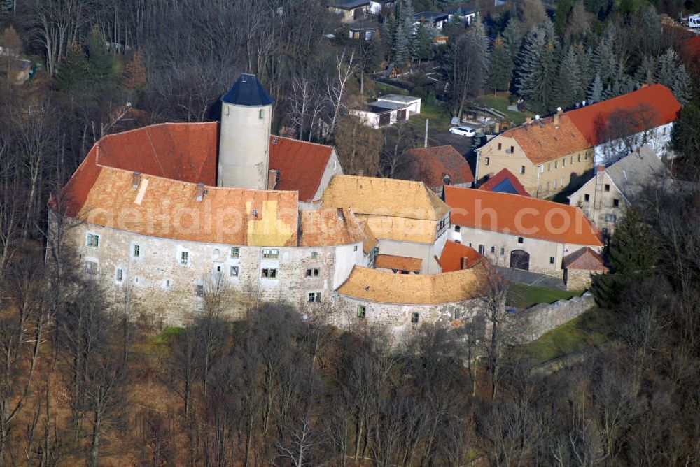 Schönfels from the bird's eye view: Blick auf Burg Schönfels, sie ist das Wahrzeichen der Gemeinde Lichtentanne. Die Burg wurde um 1180 erbaut und wurde 1480 einmal umgebaut, heute ist die Burg ein Burgmuseum. Kontakt: Burg Schönfels, Burgstraße 34, 08115 Lichtentanne, OT Schönfels, Tel. 037600/2327, Fax 037600/2577, E-Mail burg-schoenfels@gemeinde-lichtentanne.de,