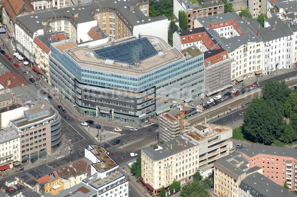 Berlin from above - Blick auf das Wohn- und Geschäftshaus Schönhauser Tor in der Torstraße 49 Ecke Schönhauser Allee, nahe dem Rosa-Luxemburg-Platz in Berlin-Pankow. Mit im Bild die Gebäudebaustelle für moderne Eigentumswohnungen, im Erdgeschoss sind Gewerbeflächen geplant. Ausführend ist die FAKTUM Immobilienservice GmbH. Kontakt: http.://