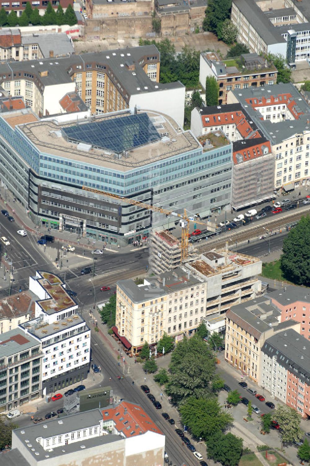 Berlin from the bird's eye view: Blick auf das Wohn- und Geschäftshaus Schönhauser Tor in der Torstraße 49 Ecke Schönhauser Allee, nahe dem Rosa-Luxemburg-Platz in Berlin-Pankow. Mit im Bild die Gebäudebaustelle für moderne Eigentumswohnungen, im Erdgeschoss sind Gewerbeflächen geplant. Ausführend ist die FAKTUM Immobilienservice GmbH. Kontakt: http.://