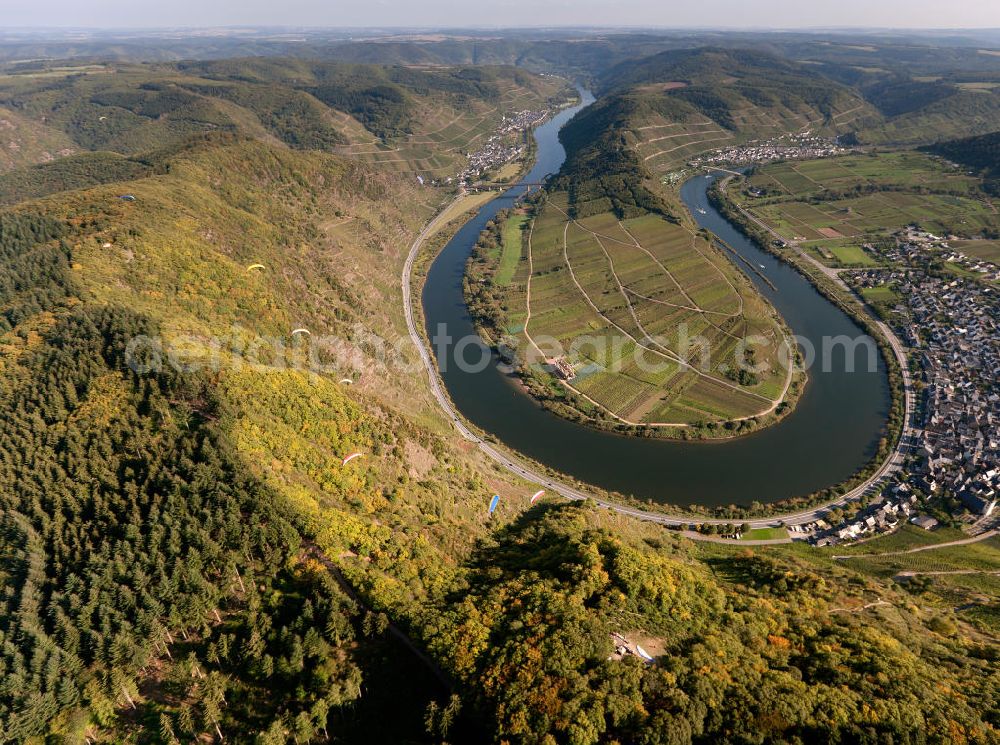 Aerial photograph Bremm - Blick auf die schönste Moselschleife bei Bremm in Rheinland-Pfalz. Die Mosel (fr.: Moselle, luxemb.: Musel) ist der längste deutsche Nebenfluss des Rheins und nach diesem die zweitwichtigste Schifffahrtsstraße Deutschlands. The beautiful Moselle River in Rhineland-Palatinate Bremm.